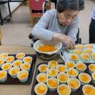 老健　利用者様と一緒にゼリーのおやつ作り